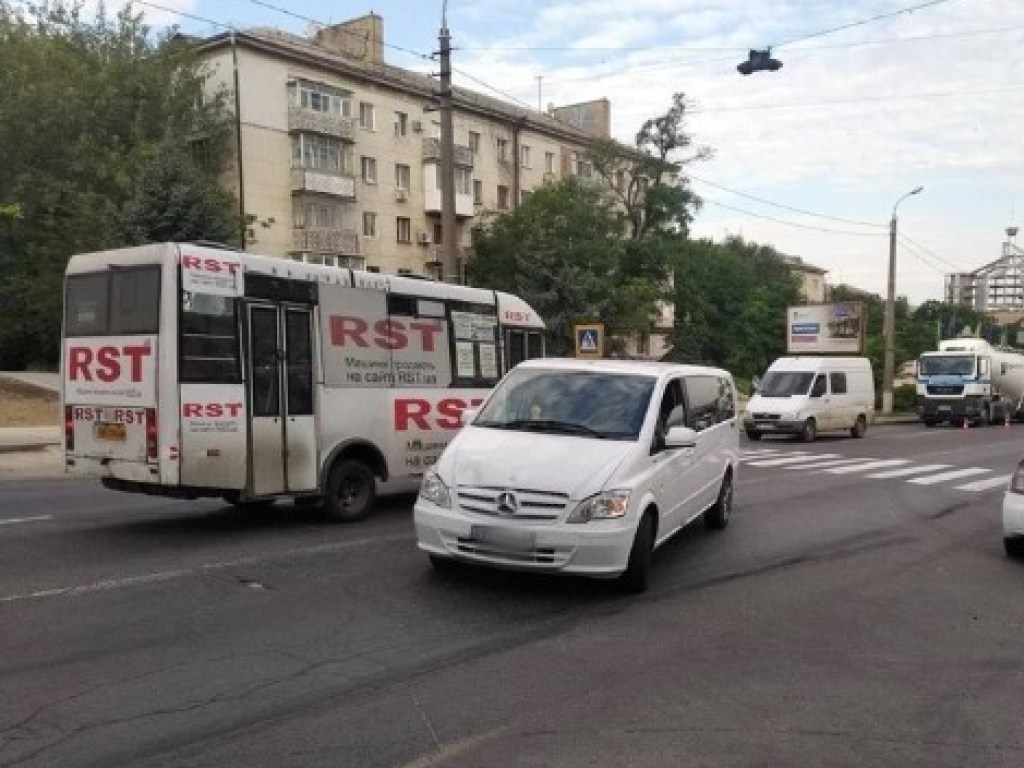 В Николаеве водитель белого Mercedes сбил на «зебре» военного (ФОТО)