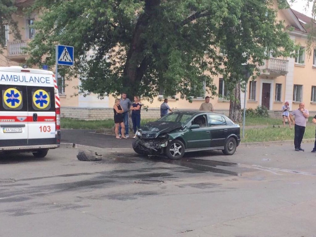 На Новой Дарнице в Киеве на перекрестке столкнулись две иномарки: есть пострадавшие (ФОТО)