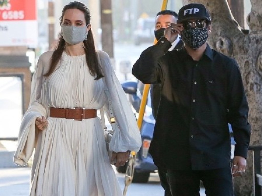  Анджелина Джоли  в белоснежном наряде  погуляла с 16-летним сыном (ФОТО)