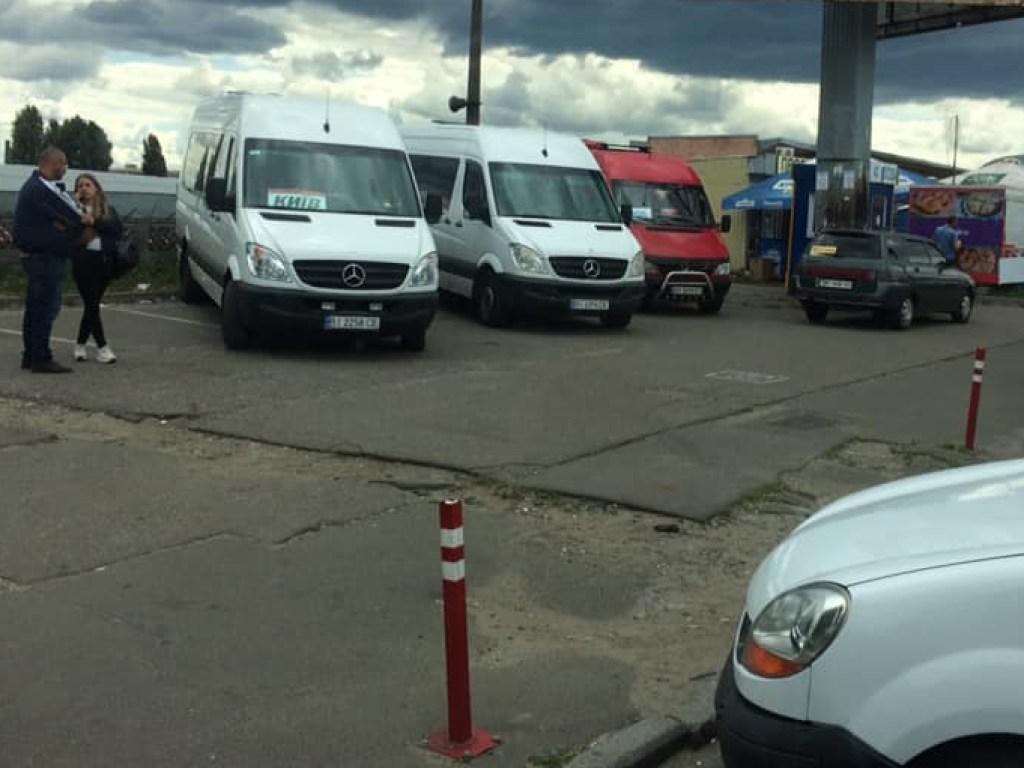 У столичной станции «Лесная» заметили братков, «крышующих» перевозчиков (ФОТО)