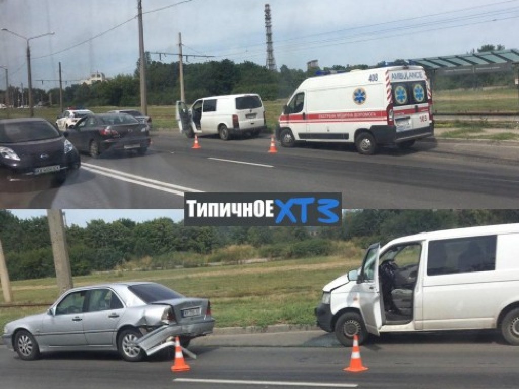 На Салтовском шоссе в Харькове столкнулись микроавтобус и легковушка (ФОТО)