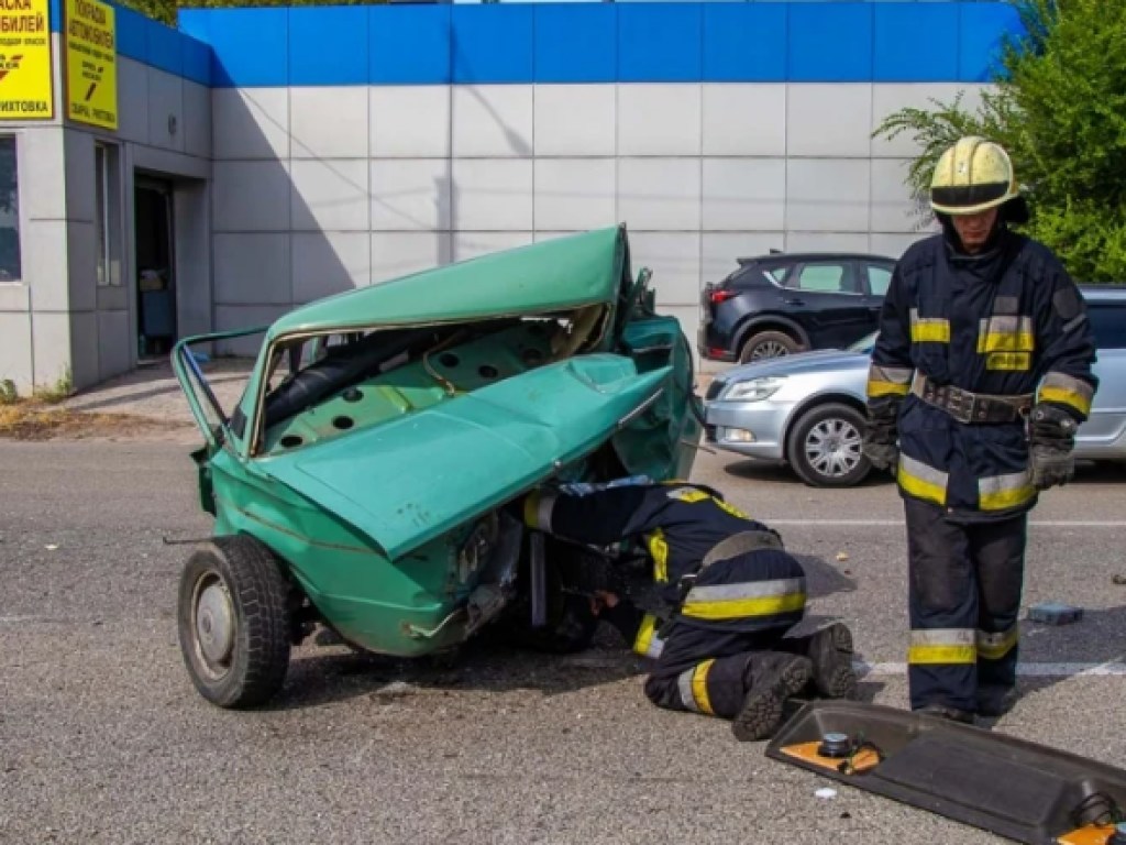 При столкновении BMW и ВАЗ в Днепре пострадали мужчина и 4-летний ребенок (ФОТО, ВИДЕО)