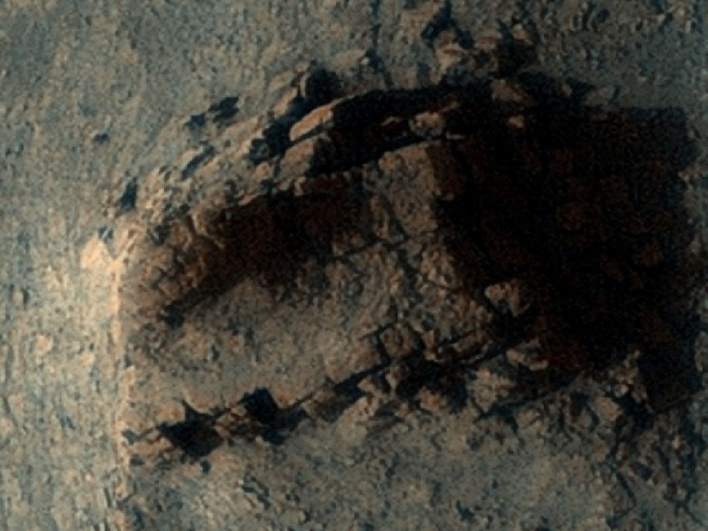 Уфолог обнаружил на Марсе руины загадочного сооружения (ФОТО, ВИДЕО)