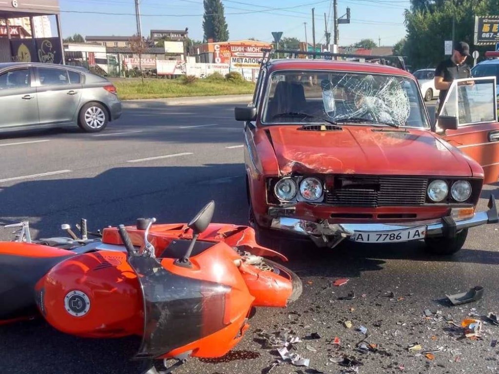 Под Киевом ВАЗ врезался в мотоцикл: есть пострадавшие (ФОТО)
