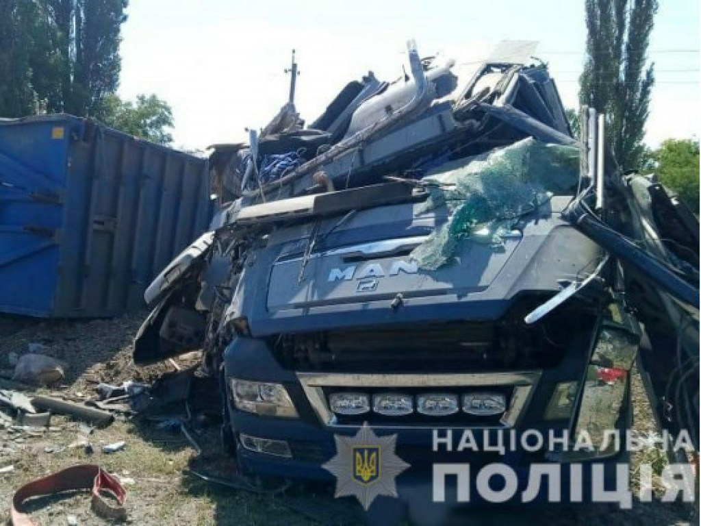 На трассе Одесса-Рени произошло еще одно смертельное ДТП: столкнулись 2 грузовика, погибли 2 человека (ФОТО)