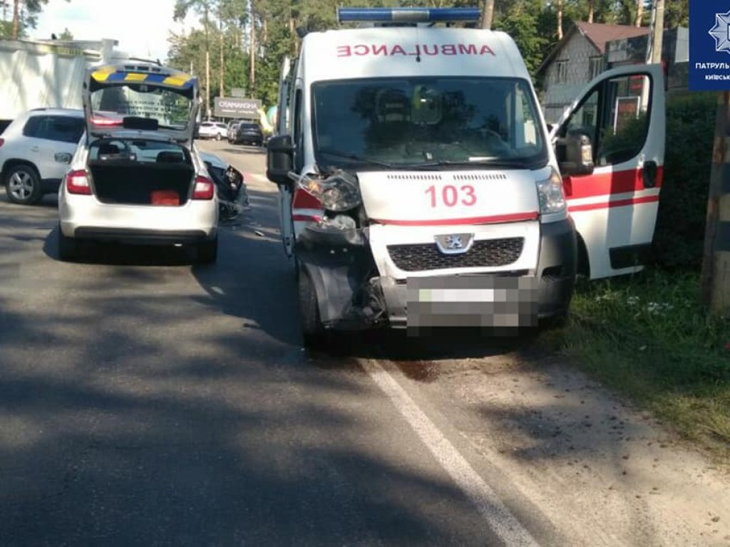 Под Киевом три человека пострадали в ДТП со скорой (ФОТО)