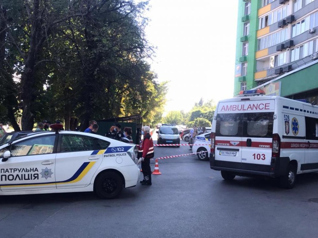 Пассажир такси в Киеве стрелял в водителя и бросался абрикосами: что произошло (ФОТО, ВИДЕО)