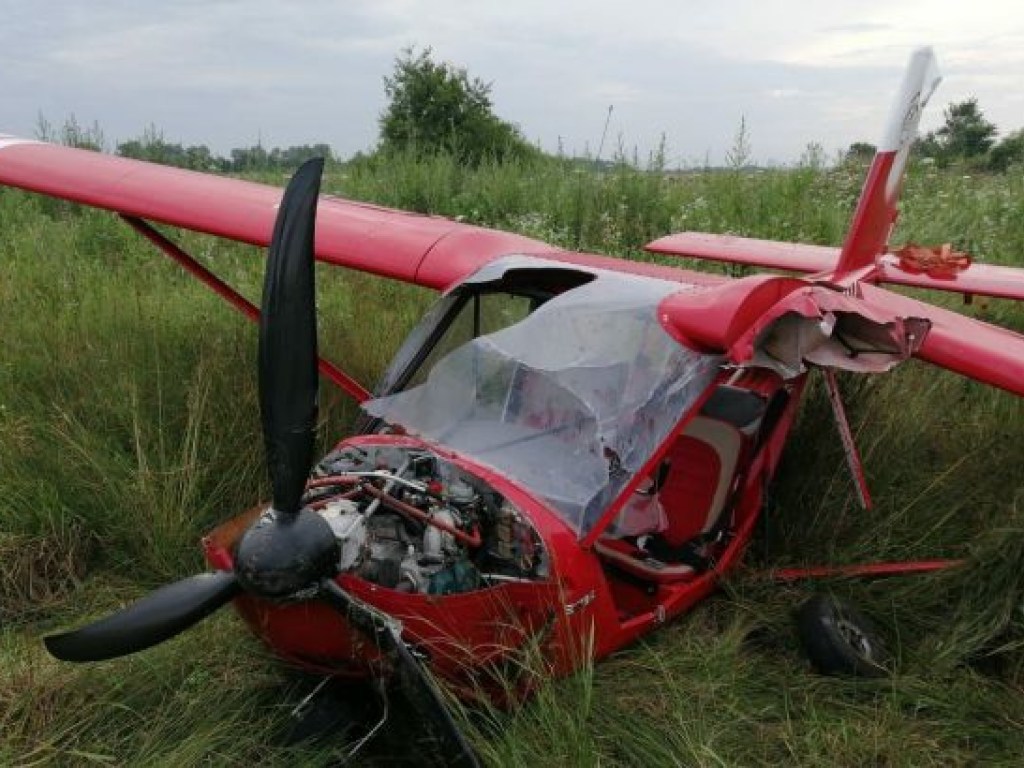 В Ивано-Франковской области самолет совершил аварийную посадку на поле (ФОТО)
