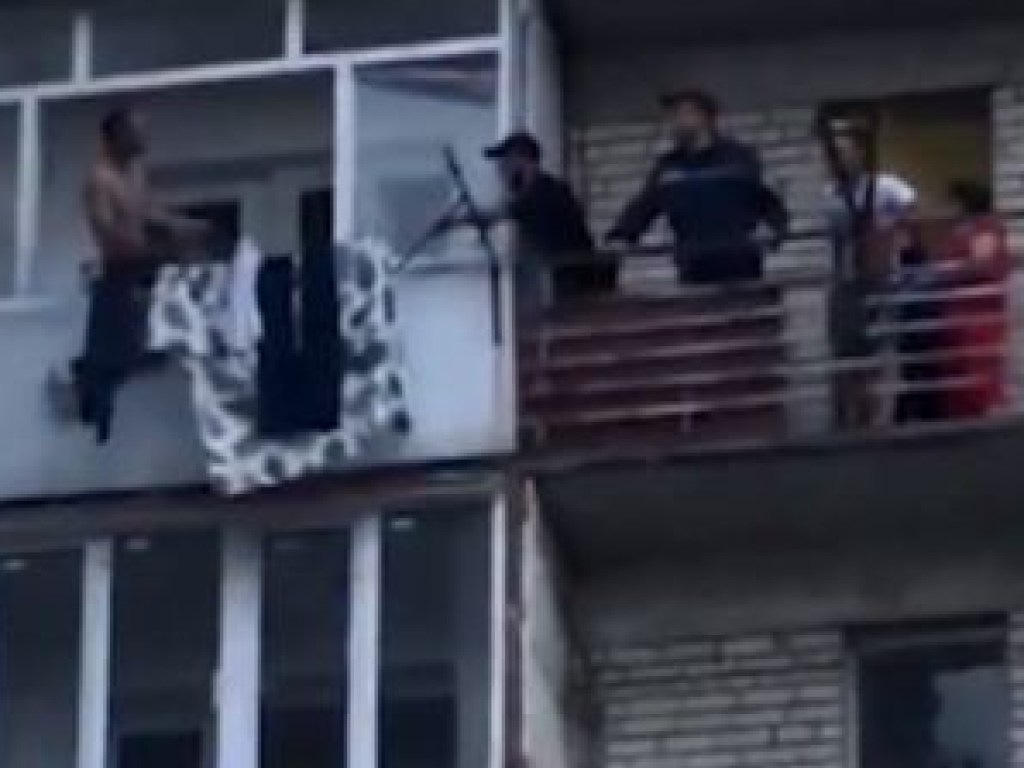 Неадекватный мужчина ворвался в чужую квартиру в Тернополе и хотел выброситься с балкона (ФОТО, ВИДЕО)