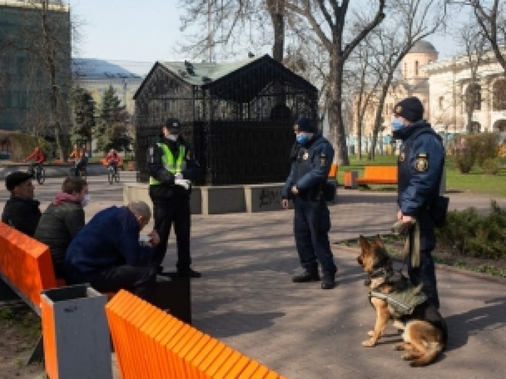 В Запорожье мужчина зашел на детскую площадку без маски и получил многотысячный штраф (ФОТО)
