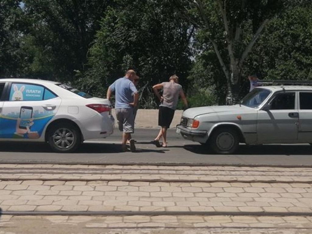 В Мариуполе не поделили дорогу такси и легковушка (ФОТО)
