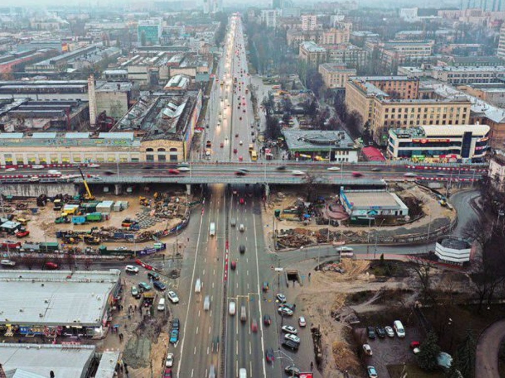 На Шулявском мосту в Киеве водители начали ездить по свежеположенному асфальту (ВИДЕО)