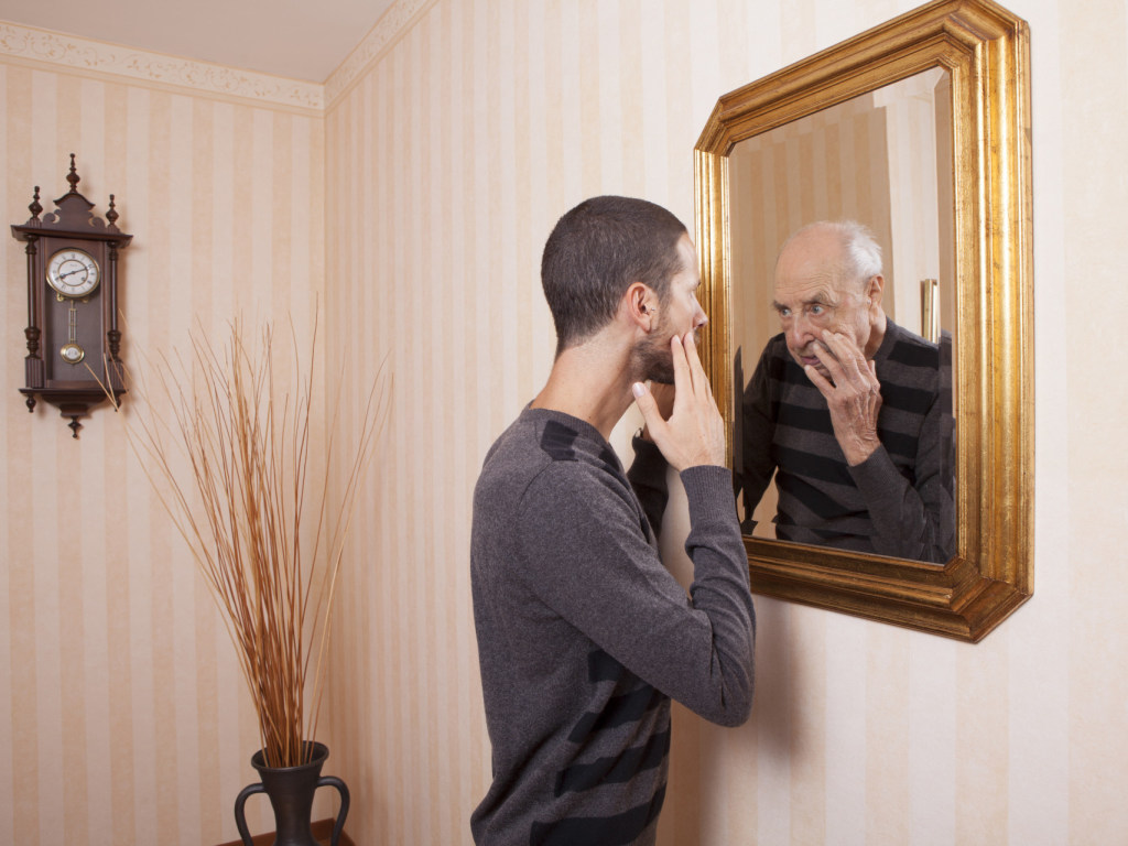 Медик рассказал, зачем каждое утро следует разглядывать себя в зеркале