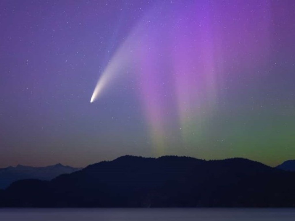В Сети показали фото кометы Неовайз на фоне северного сияния