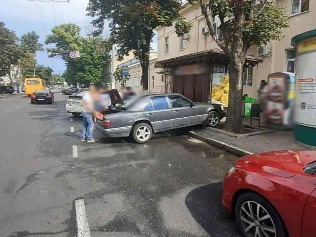 В центре Одессы водитель Mercedes сбил на тротуаре пешехода (ФОТО)