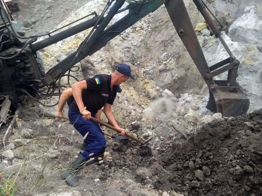 В Днепропетровской области мужчину и ребенка засыпало песком в карьере (ФОТО)