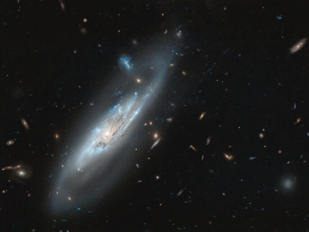 Телескоп Хаббл сделал снимок удивительной галактики в созвездии Девы (ФОТО)
