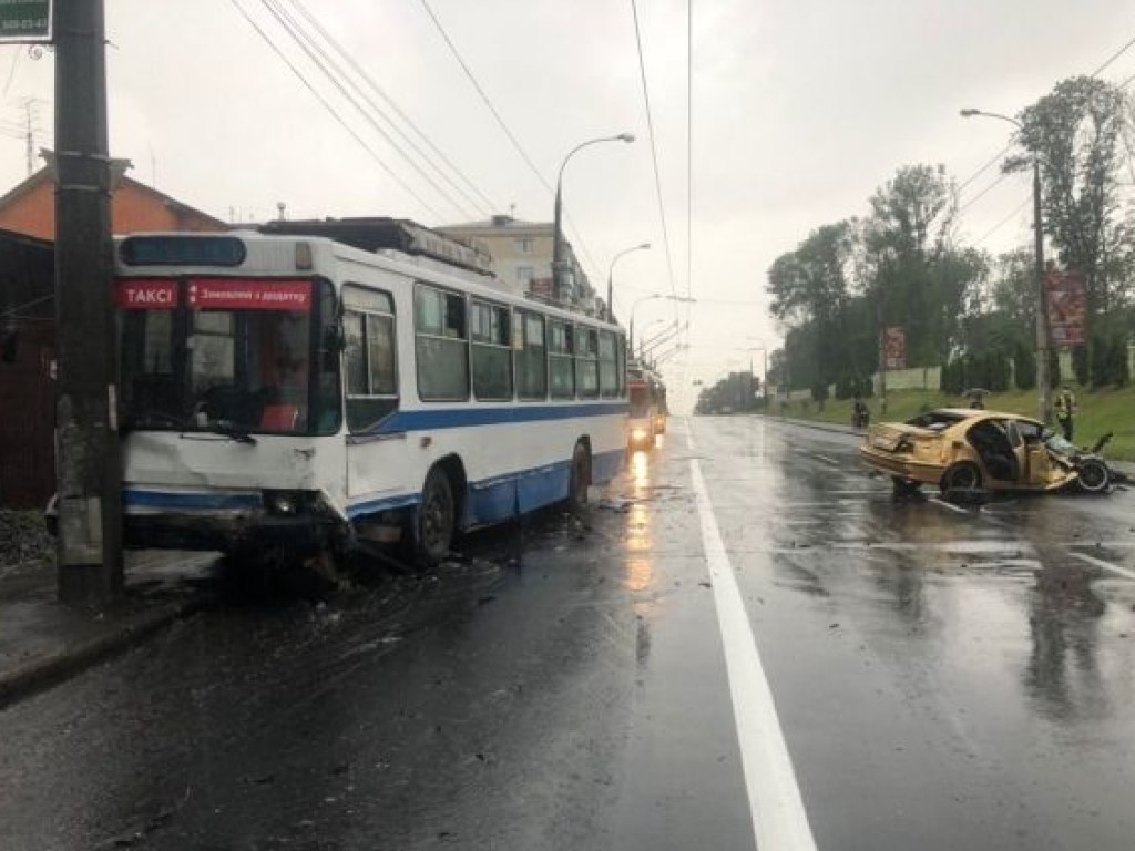 В Хмельницком столкнулись троллейбус и BMW (ФОТО, ВИДЕО)