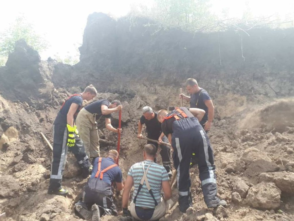 В Киевской области на карьере засыпало песком троих человек (ФОТО)