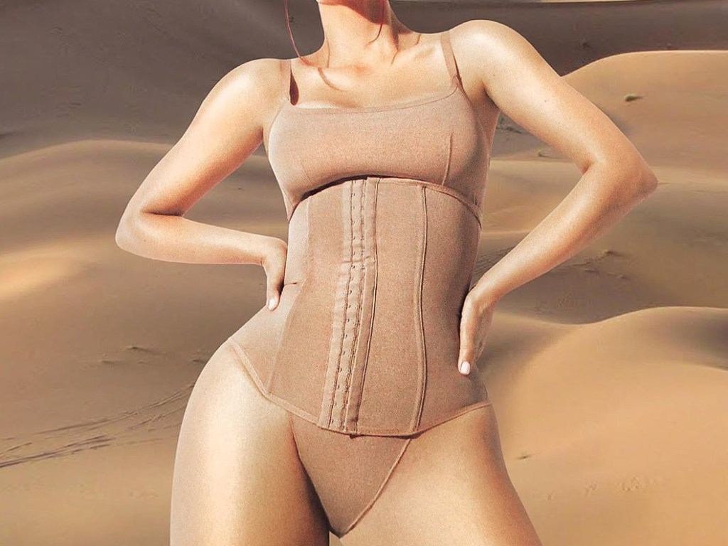 Ким Кардашьян позировала в нижнем белье среди «песков пустыни» (ФОТО)