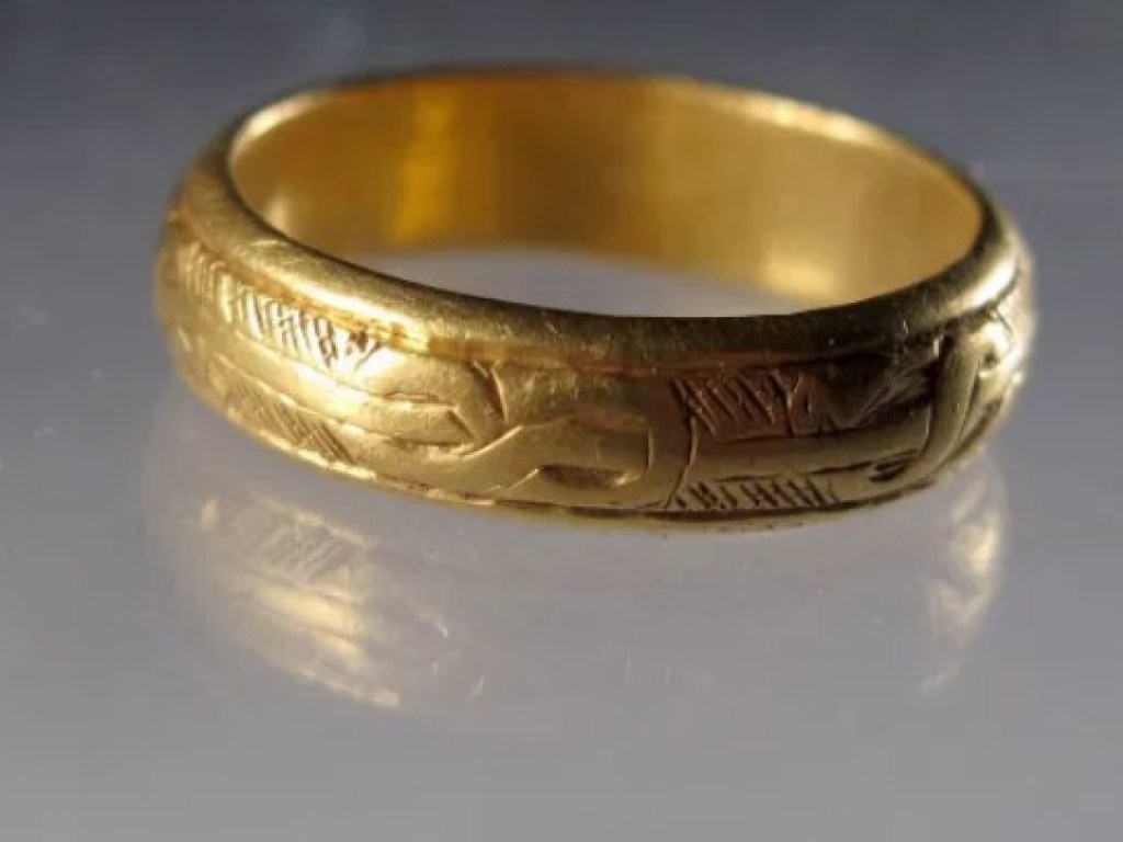 Житель Великобритании на нашел во дворе своего дома два золотых средневековых кольца (ФОТО)
