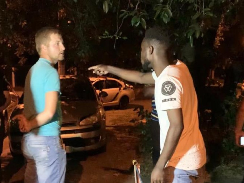 Разбитое авто и стрельба: пьяная компания напала на конголезских студентов в Киеве (ФОТО, ВИДЕО)