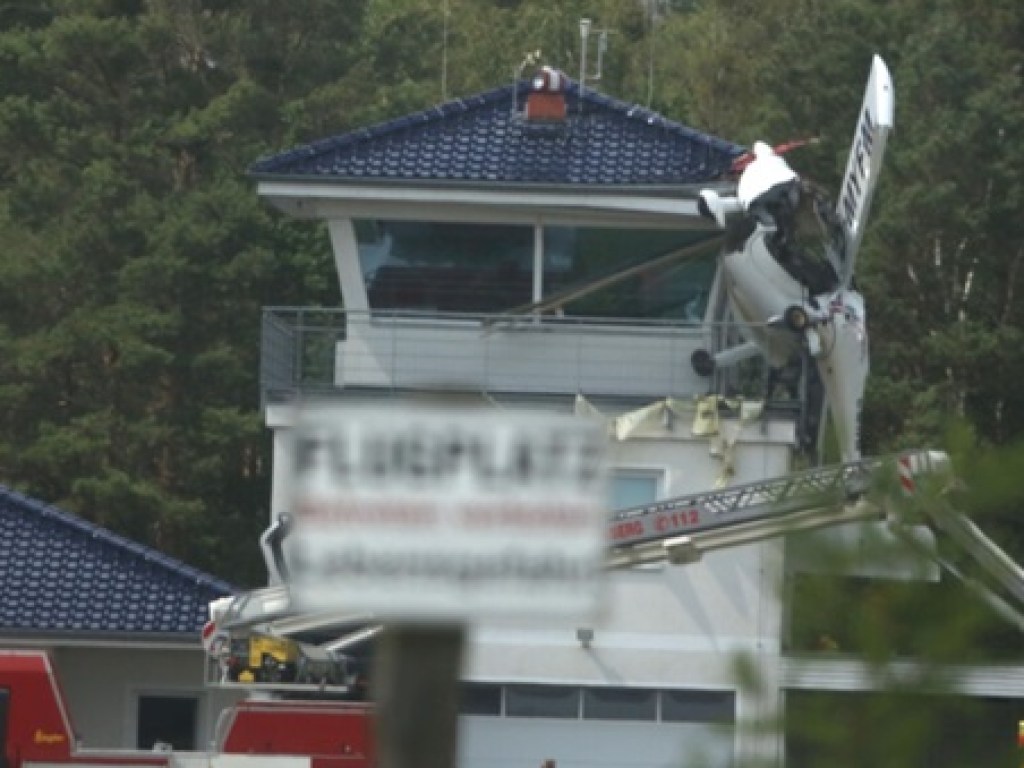 В Германии самолет с двумя пилотами врезался в диспетчерскую башню (ФОТО)