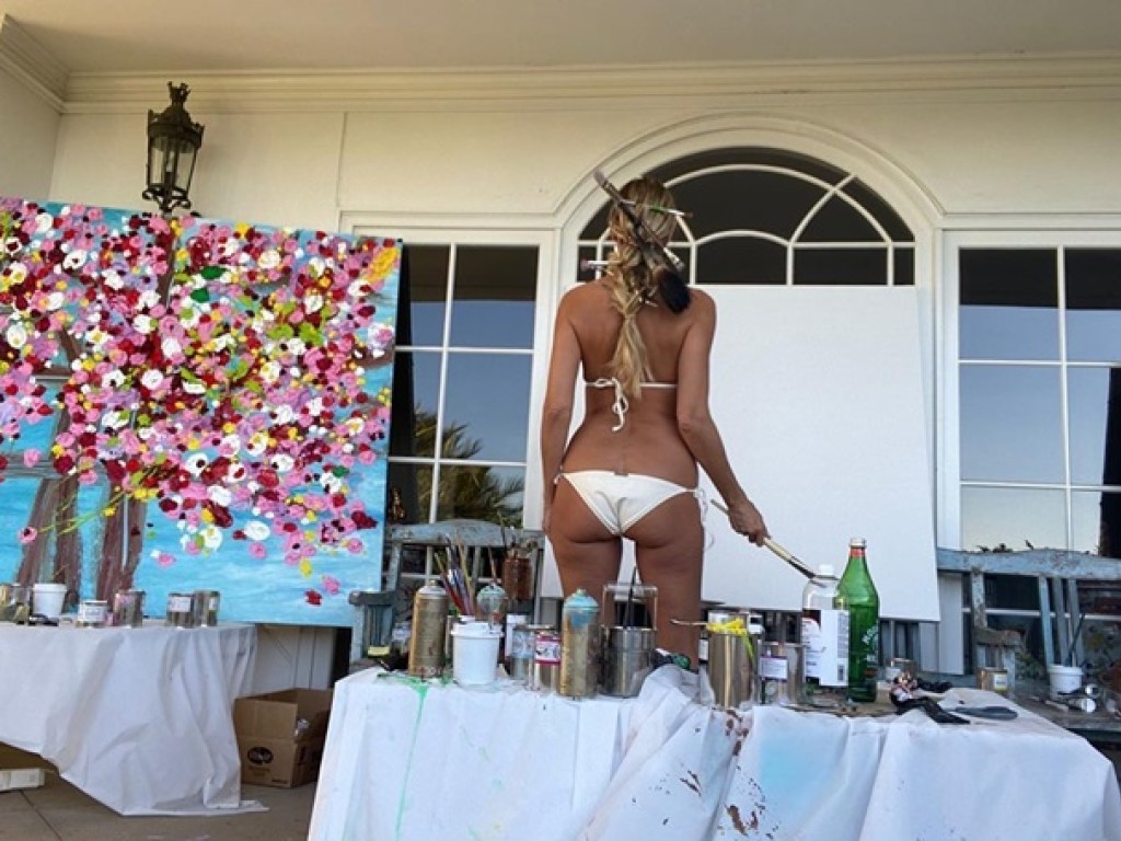 Немецкая модель Хайди Клум пишет картины в соблазнительном бикини (ФОТО)