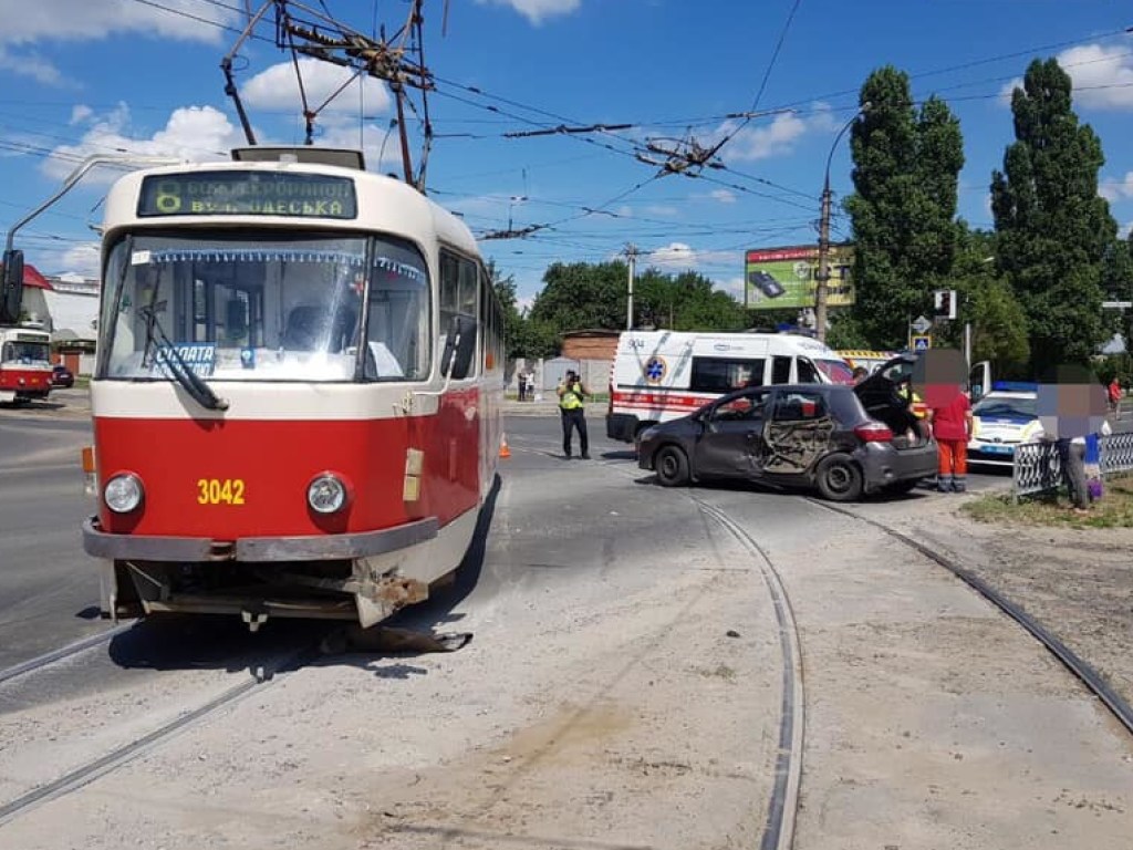 В Харькове столкнулись трамвай и иномарка: есть пострадавшие (ФОТО)