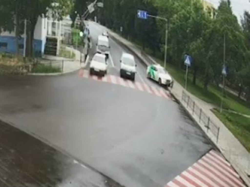 В Ужгороде таксист снес ограждение при попытке избежать ДТП (ФОТО, ВИДЕО)