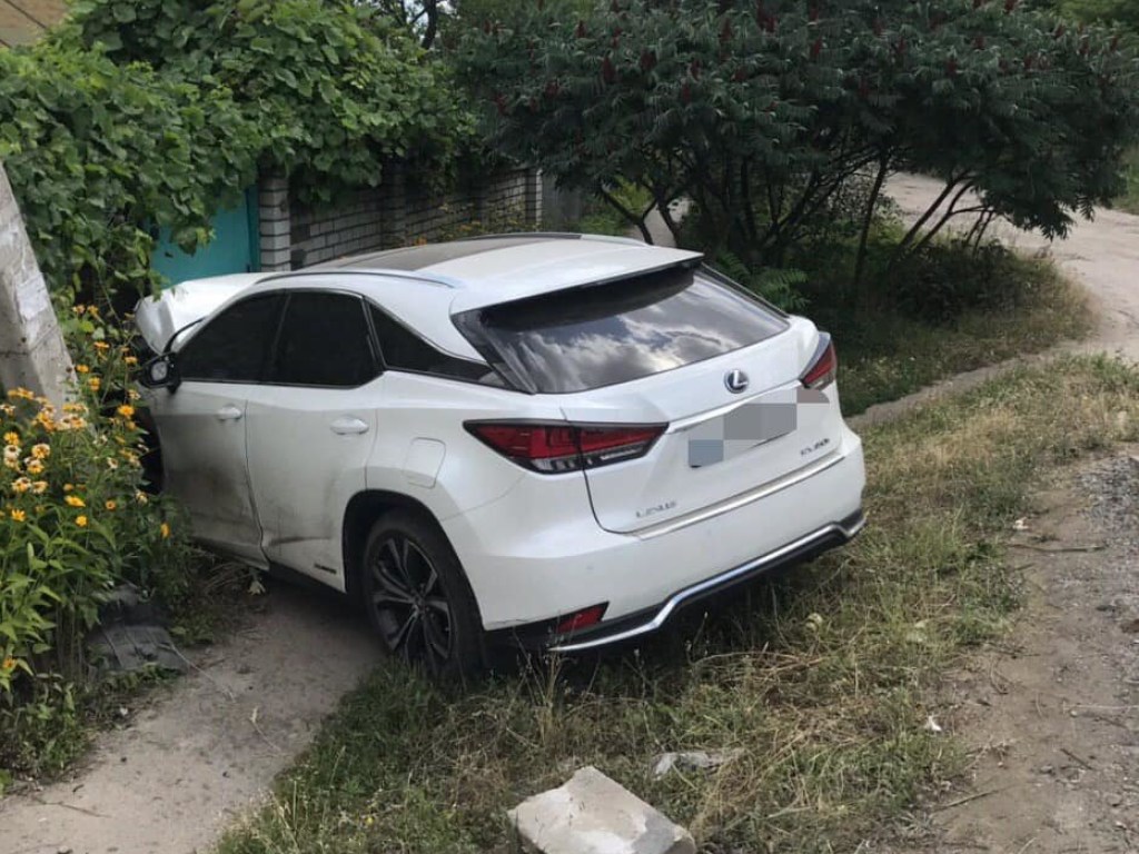 В Харькове Lexus из-за столкновения с Lada врезался в забор частного дома (ФОТО)