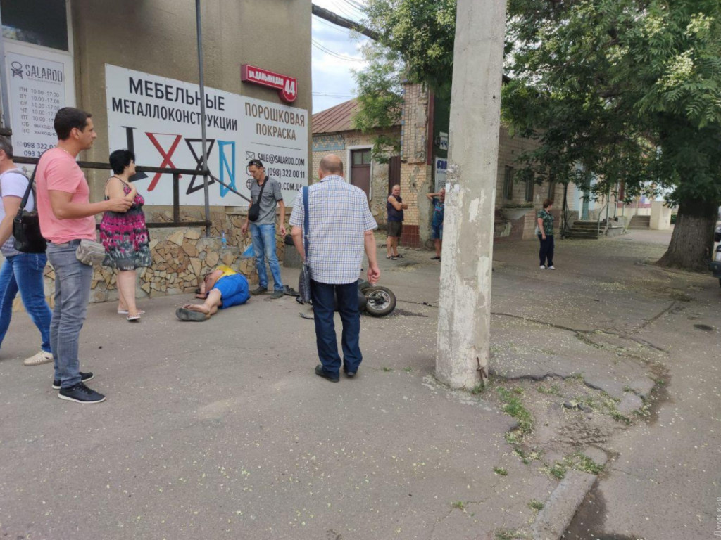 ДТП в Одессе: мужчина на мопеде вылетел на тротуар (ФОТО, ВИДЕО)