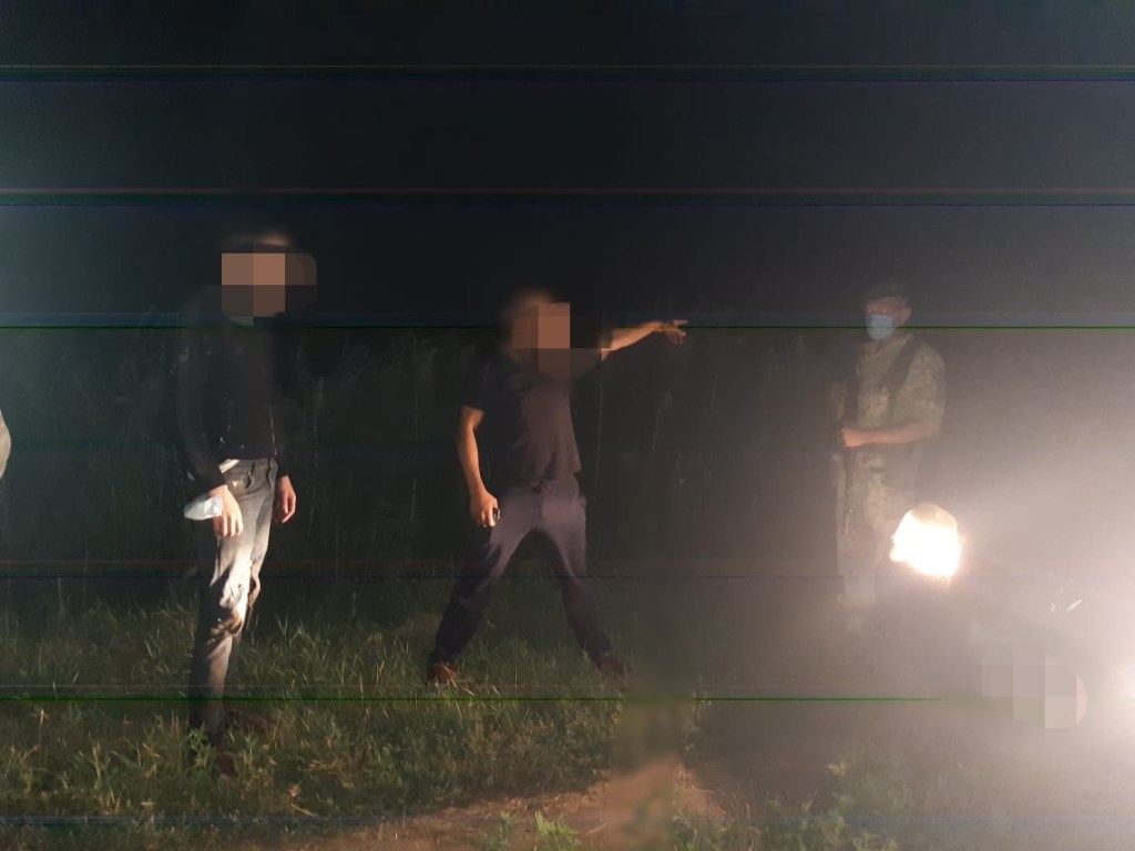 Под Харьковом задержали двух мужчин, которые пытались пробраться в Россию пешком (ФОТО)