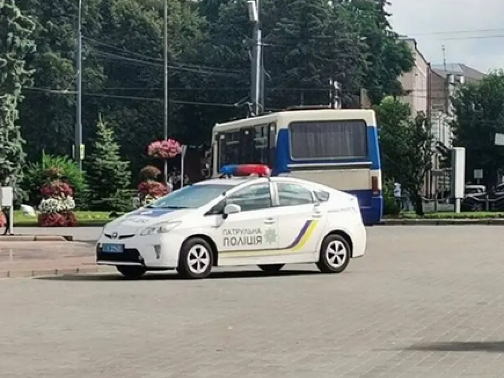 ЧП в Луцке: преступник заявил о еще одном захваченном автобусе с людьми
