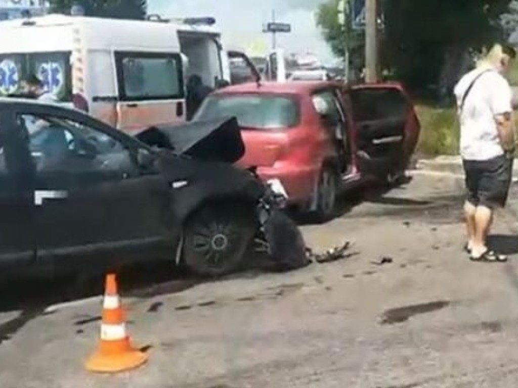 В Ровно пьяная женщина на Peugeot  с 2-летним  ребенком въехала в другой автомобиль ( ФОТО)