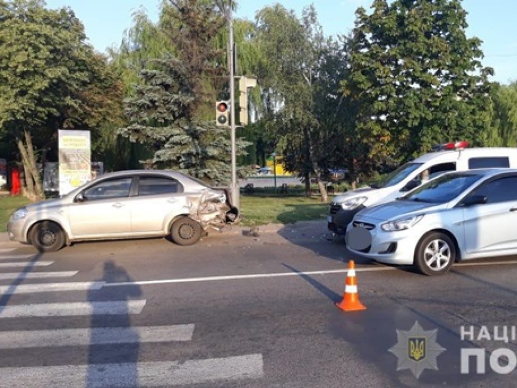 Копы попали в тройное ДТП на Харьковщине (ФОТО)
