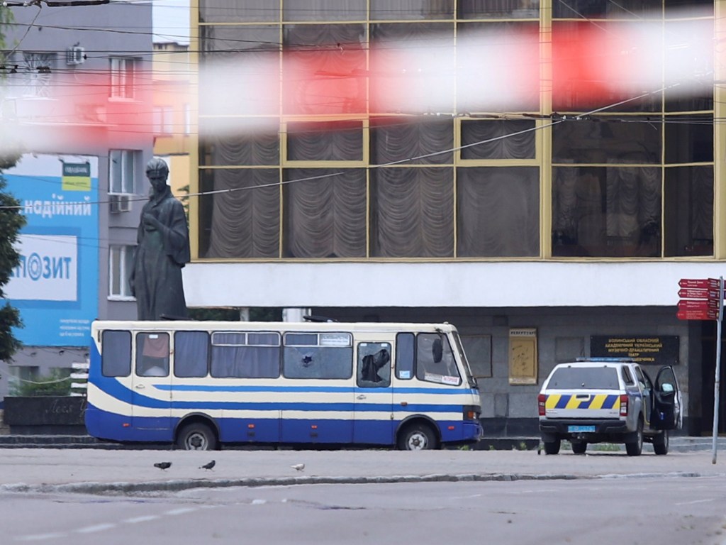 Захват автобуса в Луцке: Среди заложников есть беременная и ребенок, они связаны уже 5 часов