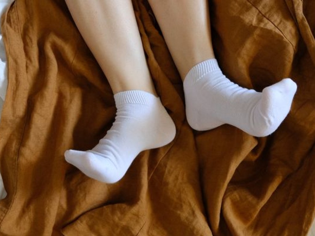 Медики рассказали об опасности сна в носках