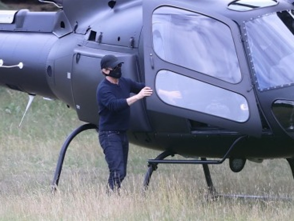 Том Круз прилетел на обед на своем вертолете (ФОТО)
