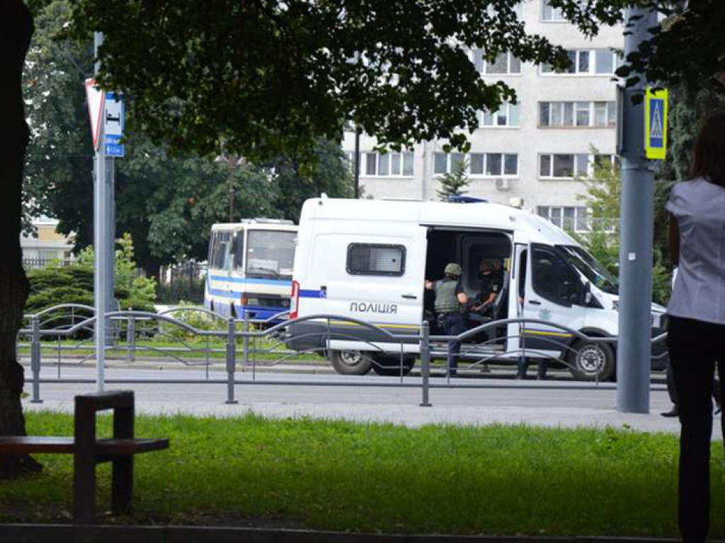 Захват автобуса в Луцке: террорист бросил гранату, пытаясь сбить дрон (ВИДЕО)