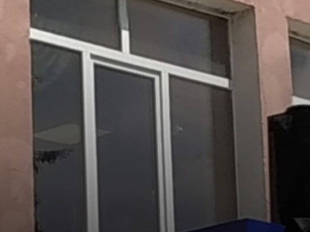 Пробито окно: В здание, где Аваков ведет переговоры с луцким террористом, стреляли (ФОТО)