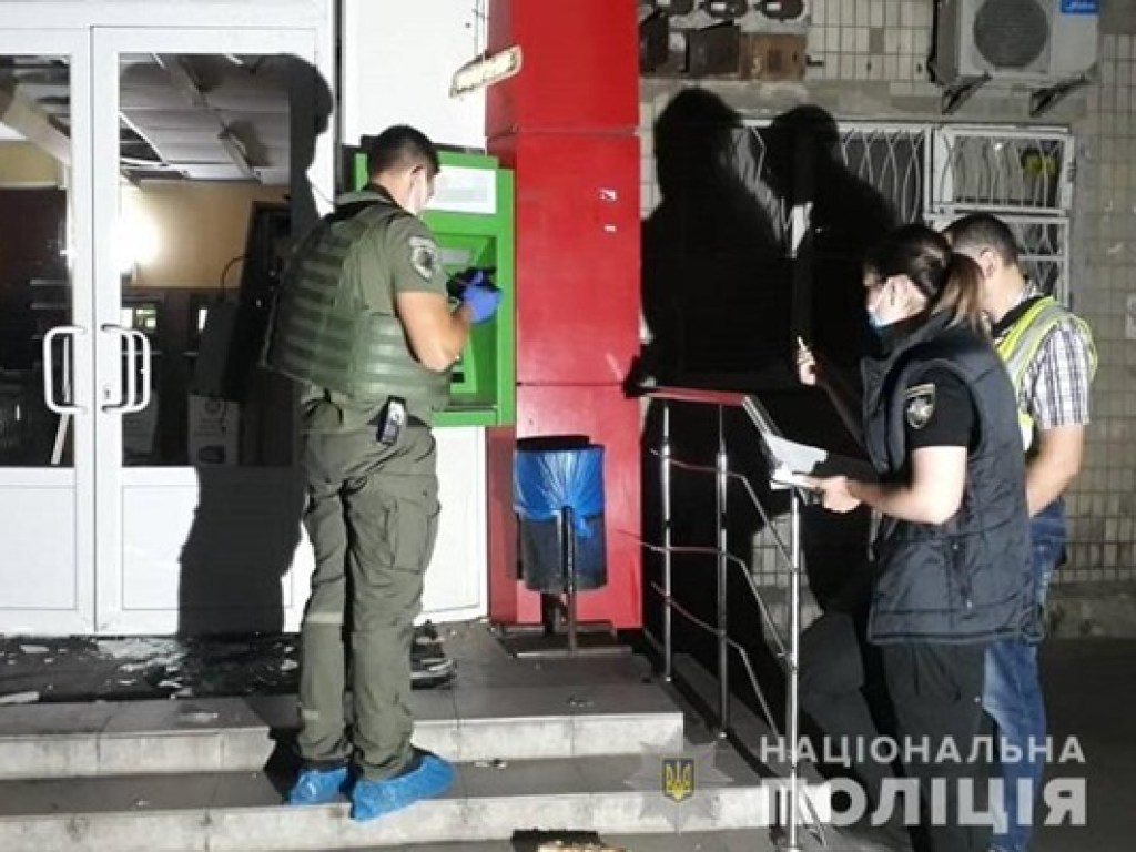 Неизвестные взорвали банкомат возле магазина на столичном Подоле, и забрали оттуда кассеты с деньгами (ФОТО)