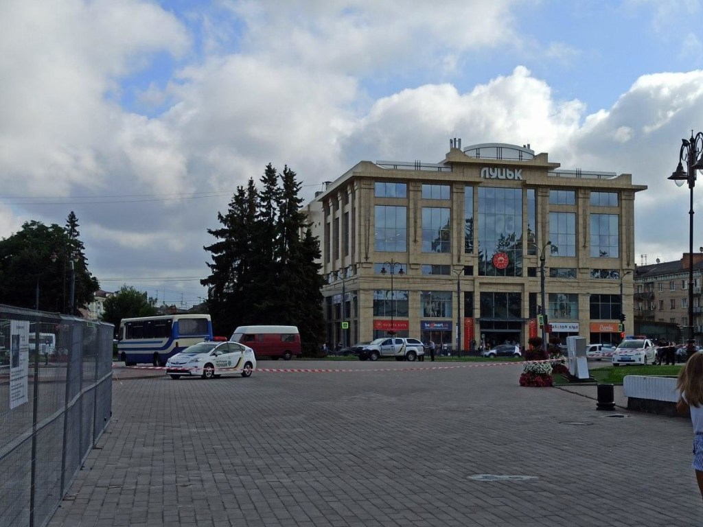 Захват заложников в Луцке: В центре города прогремели взрывы