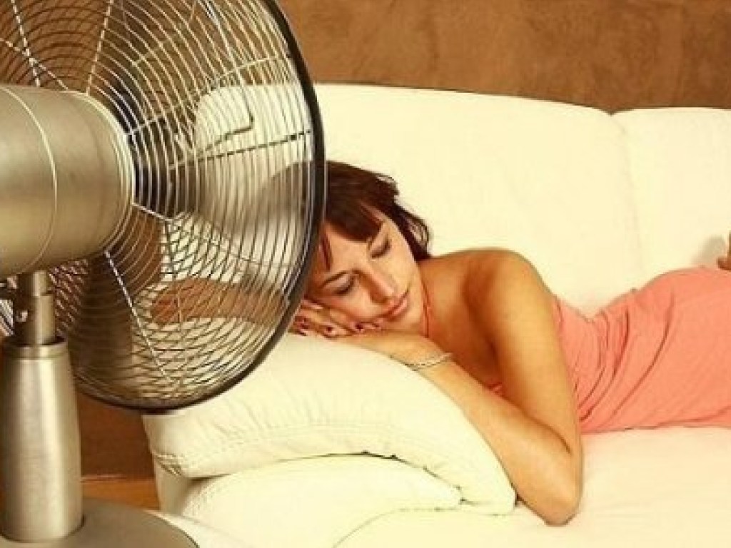 Медик рассказала, как заснуть в жару без кондиционера
