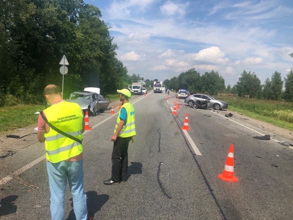Во Львовской области масштабное ДТП: погибли двое водителей (ФОТО)