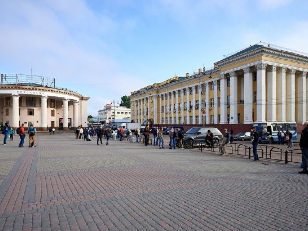После обнаружения подозрительных чемоданов станция метро «Вокзальная» в  Киеве возобновила работу