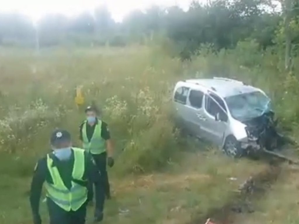 Во Львовской области на дороге столкнулись авто Nissan, Peugeot и Infiniti с иностранцем за рулем: двое погибших (ФОТО)