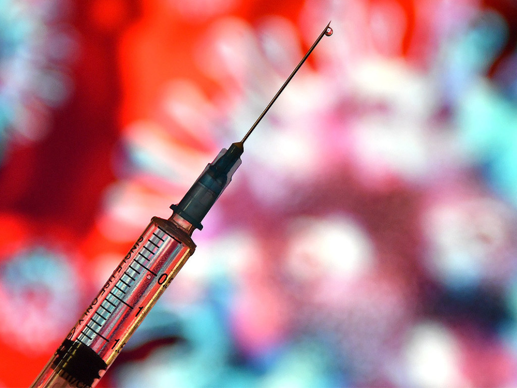 США обвинили Китай в атаке хакеров на разработчиков вакцины от коронавируса