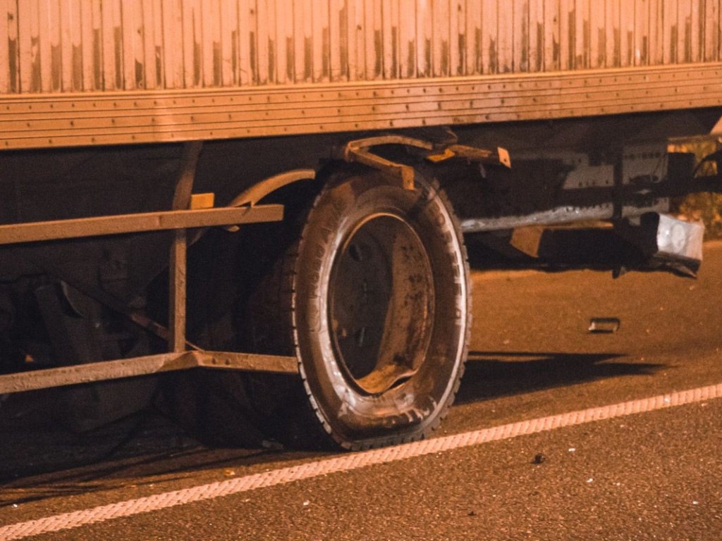Под Киевом легковушка врезалась в грузовик: в результате ДТП была повреждена еще одна машина