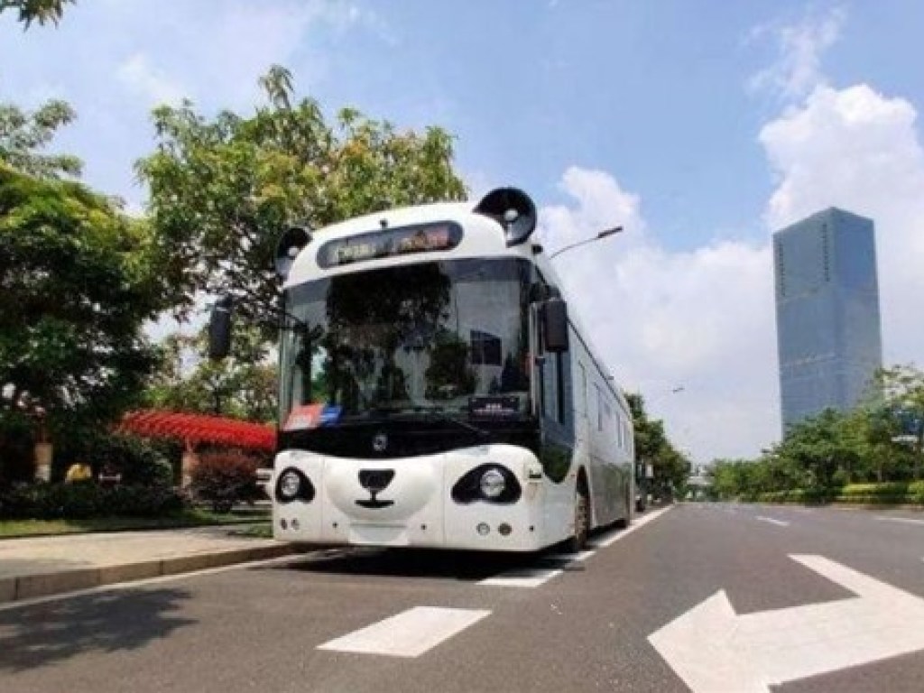 «Расплатиться за проезд взмахом руки»: в Шанхае провели испытания «умного» беспилотного автобуса (ФОТО)